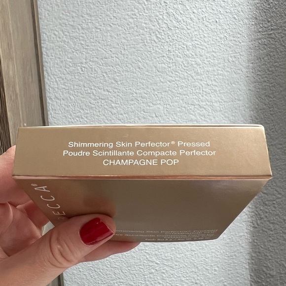 ✨NEW✨ BECCA Shimmering Skin Perfector Pressed Highlighter in Champagne Pop - Picture 4 of 4